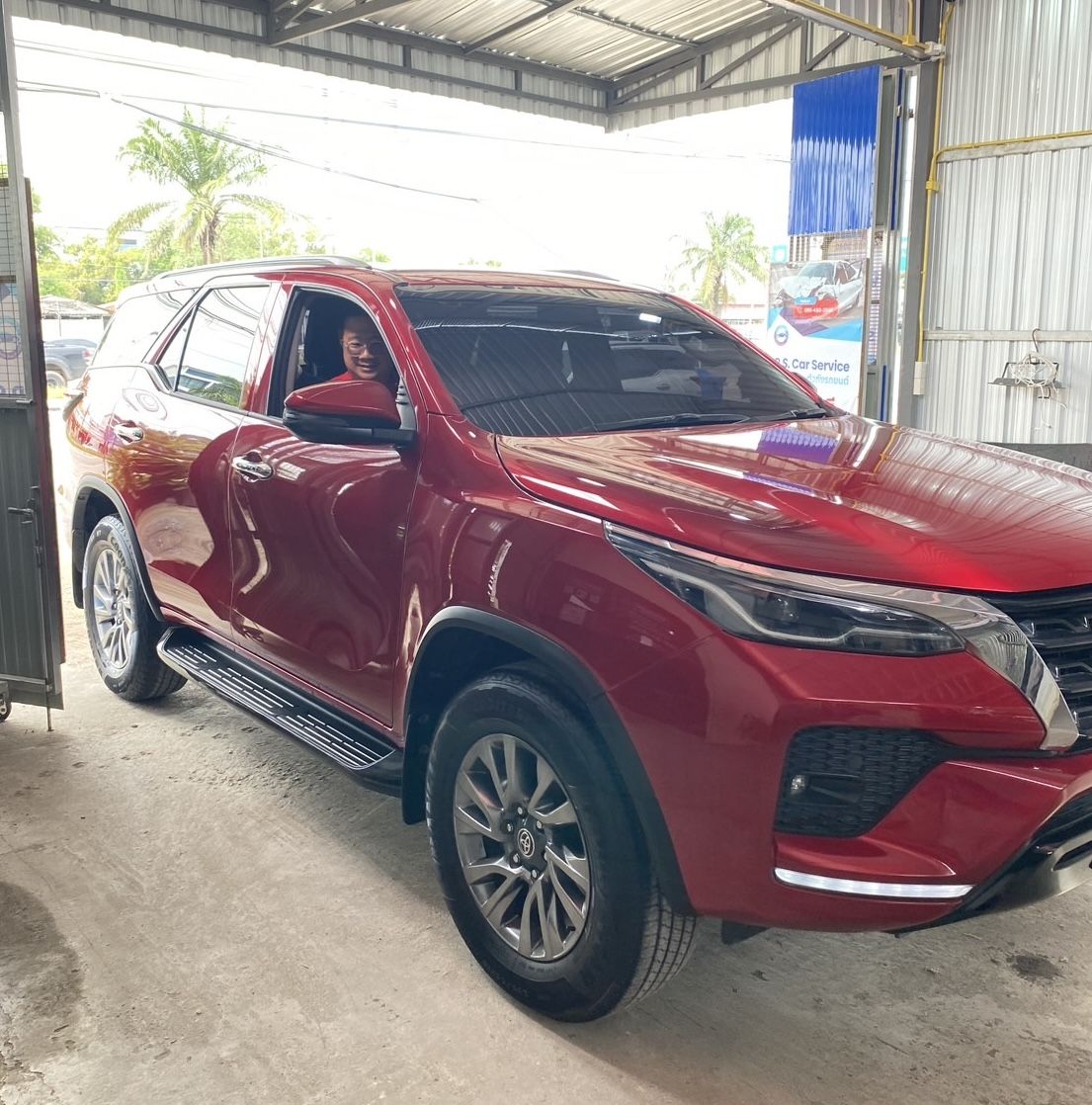หลังเปลี่ยนสี Toyota Fortuner เป็นสีแดง ทำสีรอบคัน