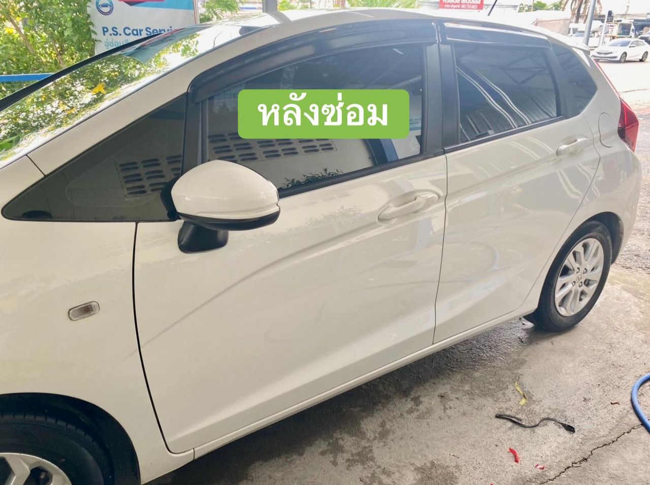 หลังเคาะ ปะผุ และทำสีประตูข้าง Honda Jazz