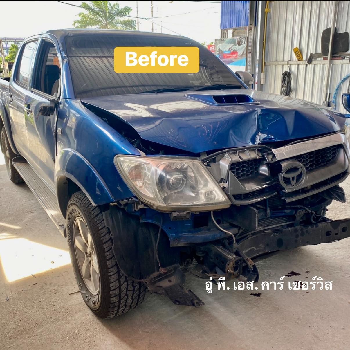 ก่อนซ่อม Toyota Hilux สีน้ำเงิน ชนหนักส่วนหน้า