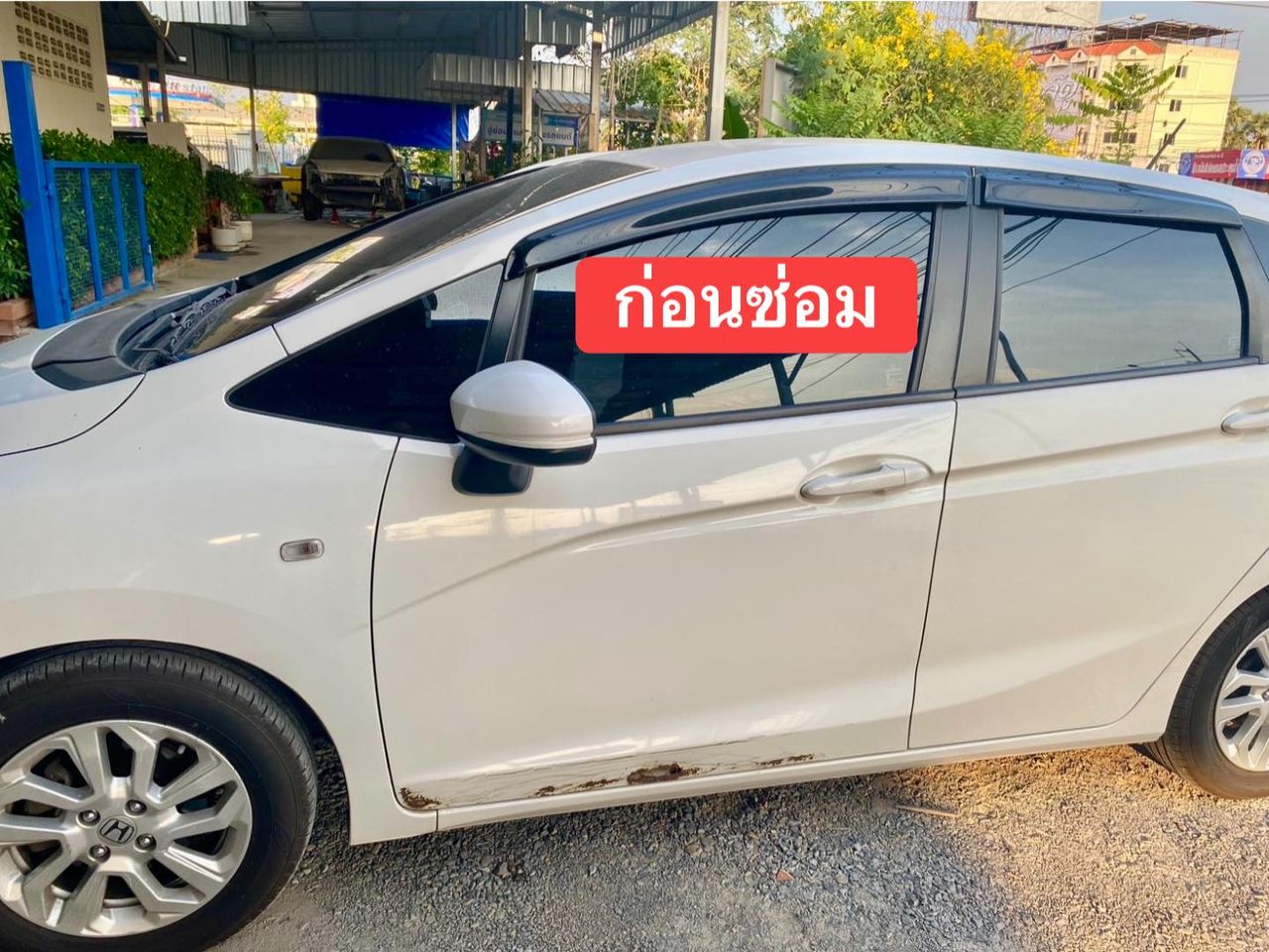 ก่อนซ่อม Honda Jazz สีขาว ประตูข้างบุบเป็นสนิม