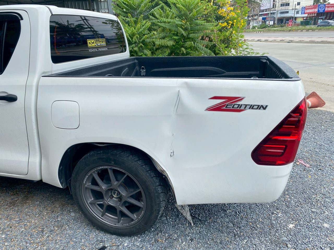 ก่อนซ่อม Toyota Hilux REVO กระบะซ้ายบุบ