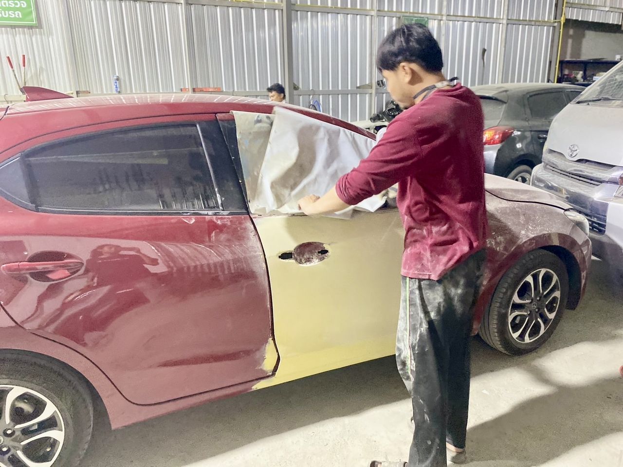 ช่างเตรียมพื้นผิวรถก่อนพ่นสี P.S. Car Service