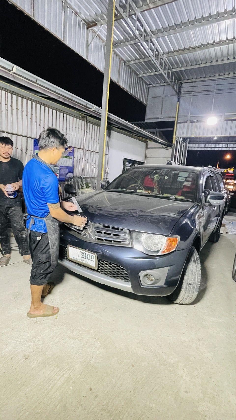 ช่างตรวจเช็คคุณภาพงานซ่อมสีรถ P.S. Car Service